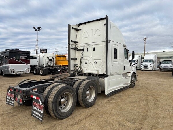 FREIGHTLINER CASCADIA 2022