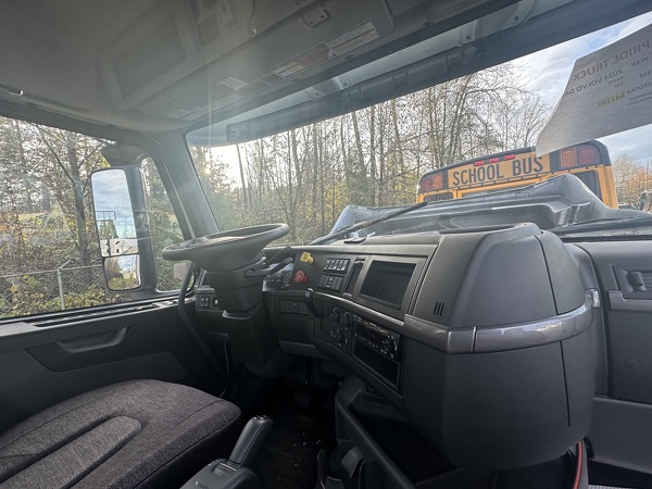 VOLVO DAY CAB 2024
