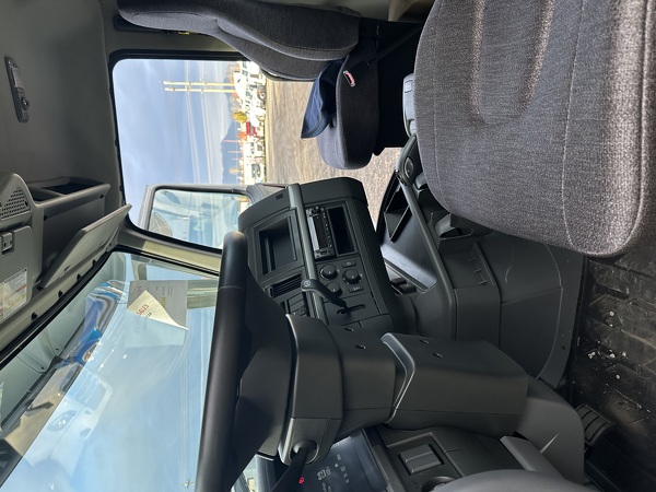 VOLVO DAY CAB 2024