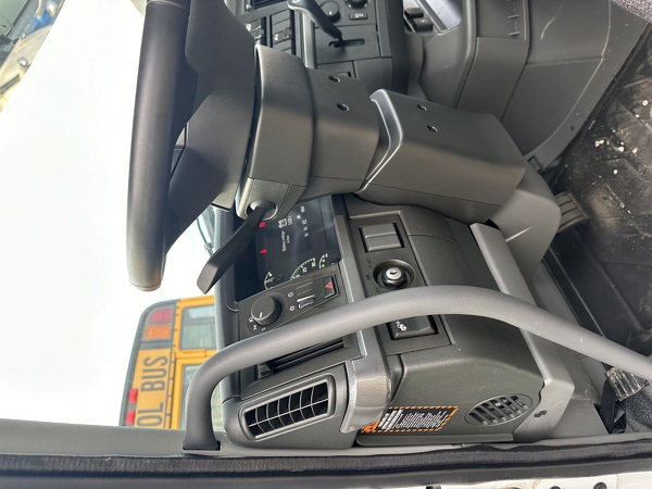 VOLVO DAY CAB 2024