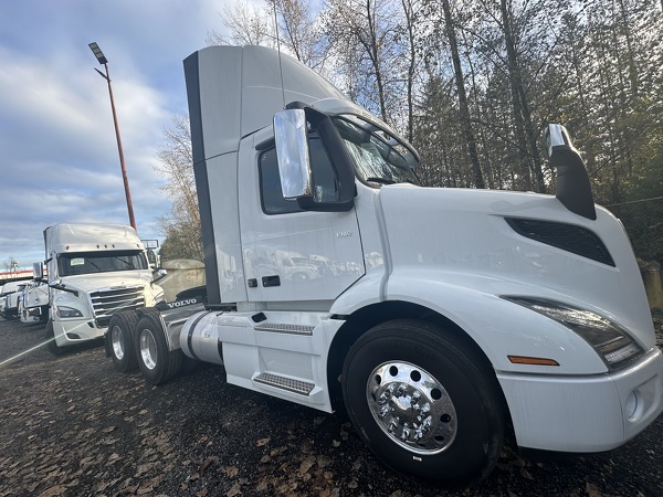 VOLVO DAY CAB 2024
